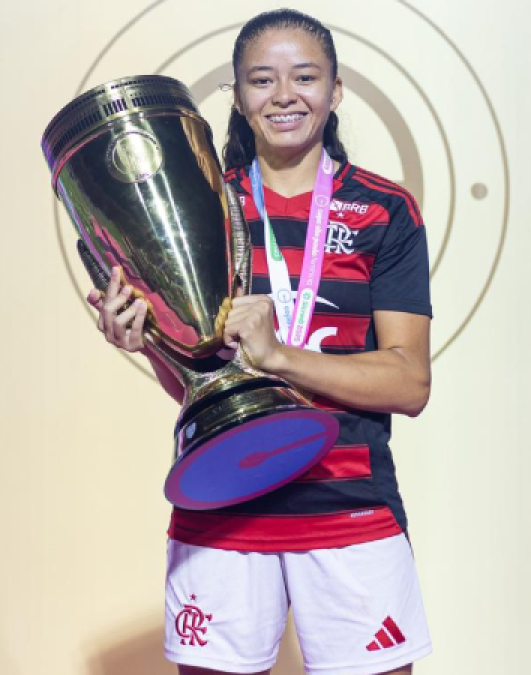 Bruna Santos<h5>Right Back / Right Winger</h5>